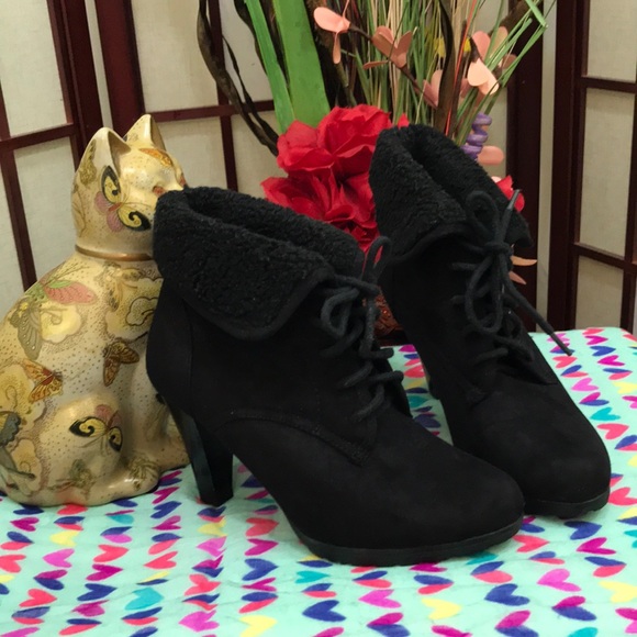 Shoes - Beautiful Black boots 👢